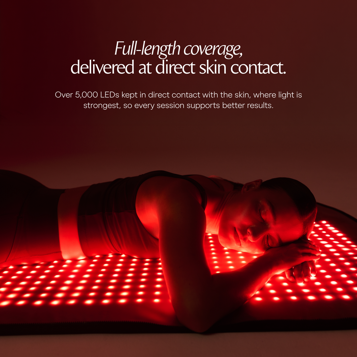 女士躺在亮起的 Restora LED 墊上的全身生活照