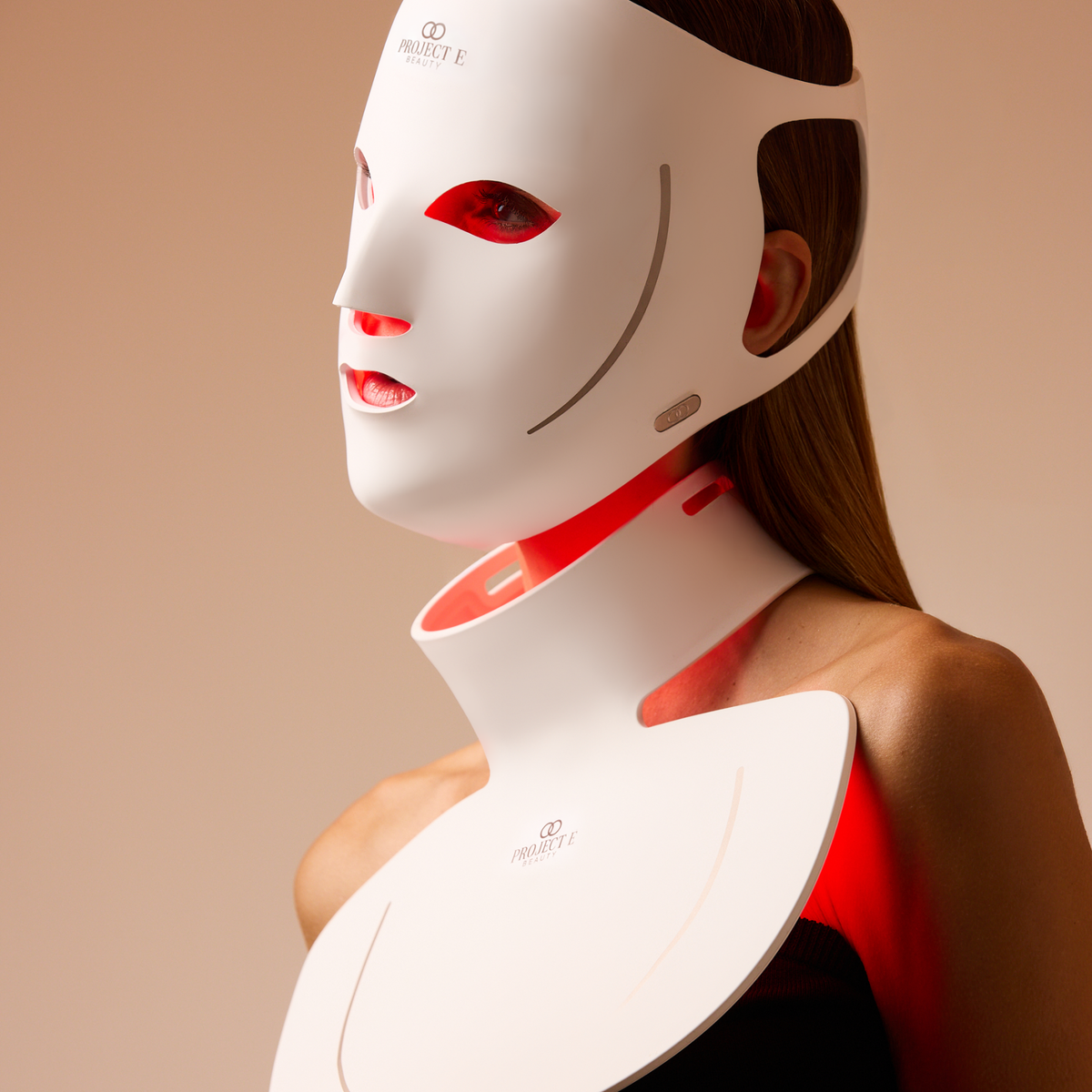 女士戴上亮起的 LumaLux Face+ V2 面頸面罩側面圖